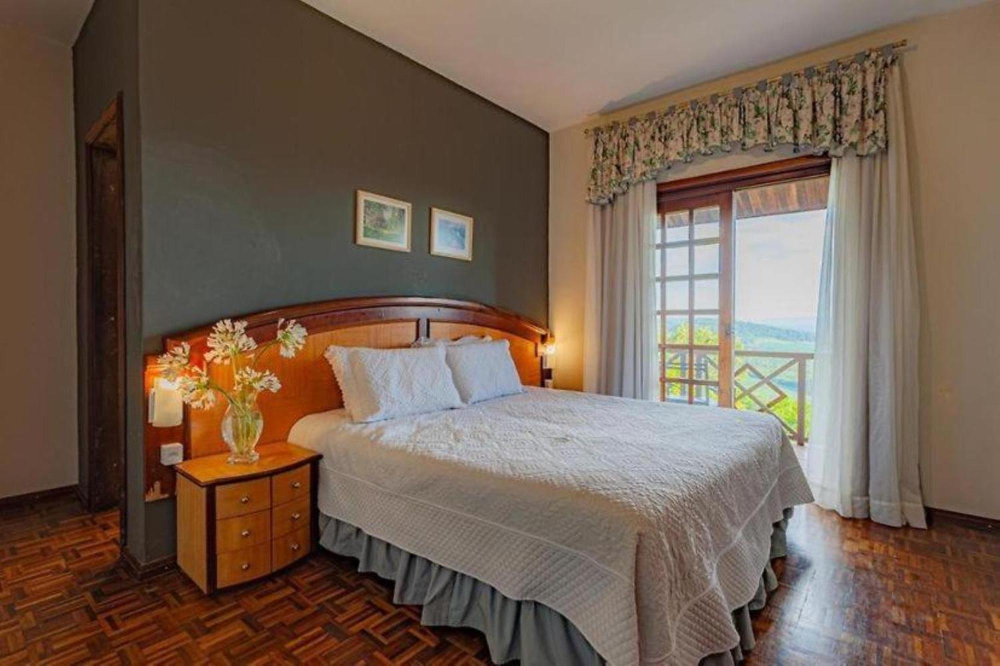 Quarto com 2 Camas de Solteiro e Vista do Jardim